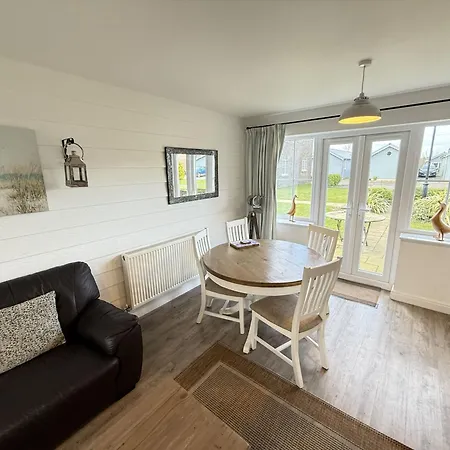 Puffin Perch - Part Of The The Bay Village With Pool, Gym And Direct Access, Pub, Restaurant, Tennis And Meadows Walks * Filey