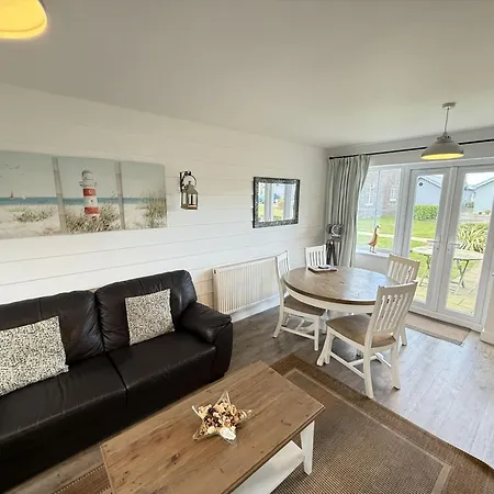 Casa de Férias Puffin Perch - Part Of The The Bay Village With Pool, Gym And Direct Access, Pub, Restaurant, Tennis And Meadows Walks Filey